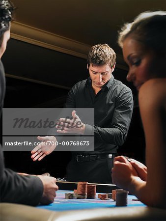 Croupier et joueurs à Table