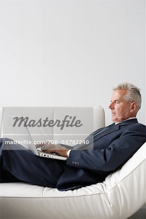 Homme d'affaires travaillant sur ordinateur portable