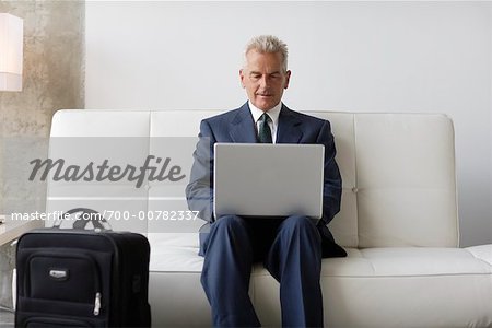 Homme d'affaires sur ordinateur