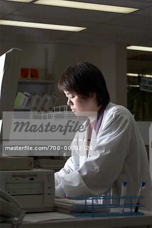 Ordinateur à l'aide du technicien laboratoire