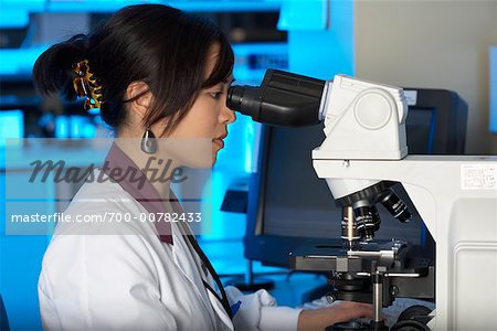 Lab Technician mit Mikroskop