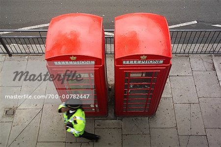 Polizist und Telefonzellen, London, England
