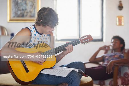 Mann spielt Gitarre