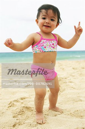 Portrait de jeune fille en maillot de bain sur la plage