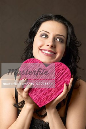 Femme tenant la boîte en forme de coeur