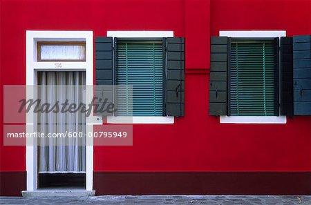 Façade, l'île de Burano, la lagune de Venise, Italie