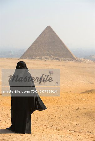 Frau vor die große Pyramide, Gizeh, Ägypten