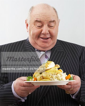 Portrait d'un homme tenant le plateau de nourriture