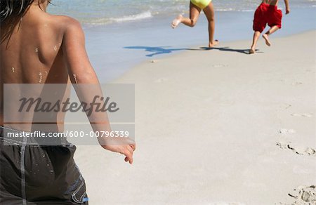 Enfants qui courent sur la plage