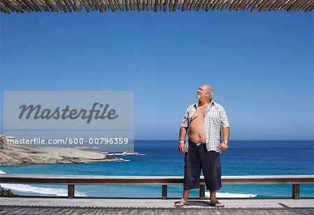 Homme debout au bord de la plage