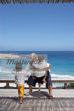 Großvater mit Enkel am Strand spielen