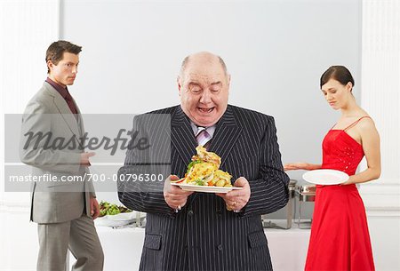 Homme qui prend toute la nourriture lors d'une réception de mariage