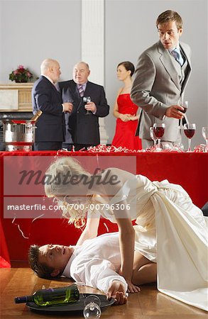 Braut versucht, Kellner auf Hochzeit zu küssen