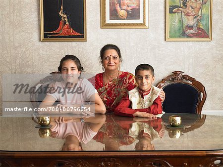 Familie im Speisesaal