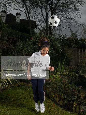 Mädchen spielen mit Soccer Ball