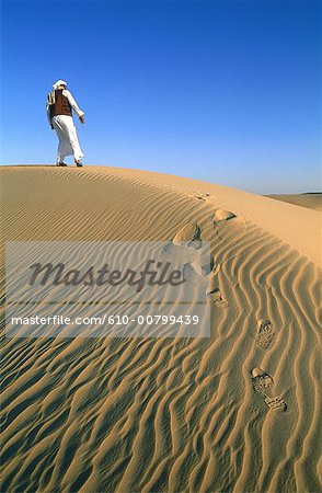 Bédouins du désert de Libye, l'Egypte, au sommet d'une dune de sable