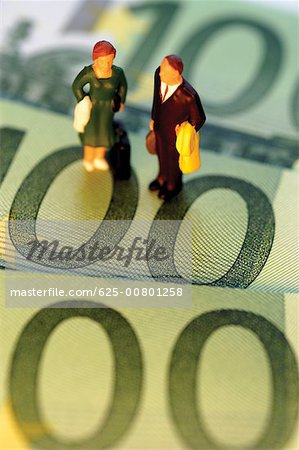 Spielzeug Geschäftsmann und geschäftsfrau steht man oben auf Euro 100 Banknoten, close-up