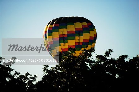 Low Angle View of Heißluftballon fliegen in den Himmel