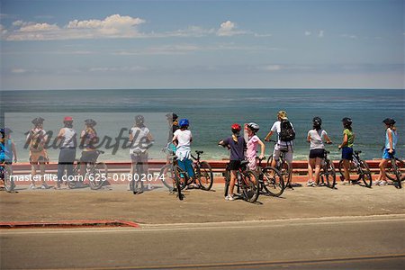 Vue arrière d'un groupe de cyclistes en regardant l'océan Pacifique, La Jolla, San Diego, Californie, USA