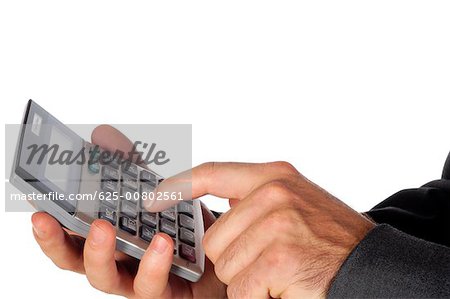 Gros plan d'un homme d'affaires à l'aide d'une calculatrice