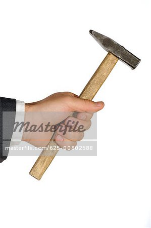 Gros plan d'un homme tenant un marteau