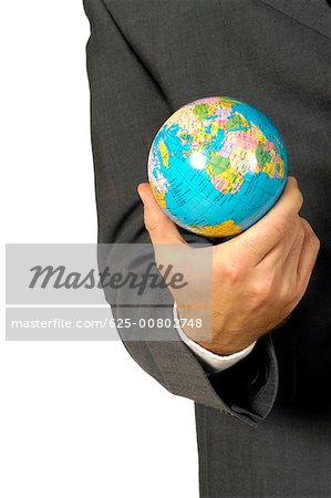 Milieu vue en coupe d'un homme d'affaires tenant un globe