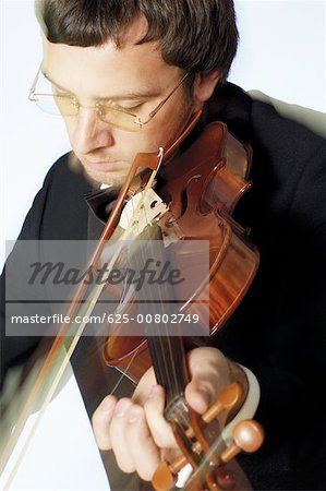 Gros plan d'un musicien jouant du violon