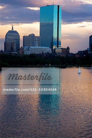 Wolkenkratzer entlang eines Flusses, John Hancock Building, Charles River, Boston, Massachusetts, USA