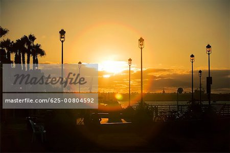 Panoramablick über die Bucht von San Diego bei Sonnenuntergang, San Diego, Kalifornien, USA
