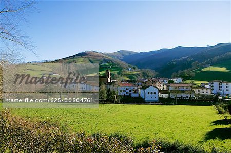 Vue d'angle élevé des maisons sur le flanc de la colline, Espagne