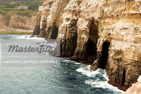 Vue grand angle de grottes sous une falaise, les récifs de La Jolla, baie de San Diego, Californie, Etats-Unis