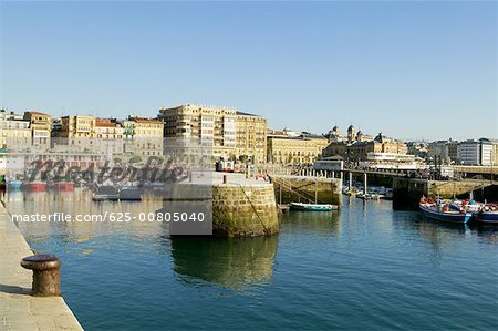 Bateaux à quai dans un port, Espagne