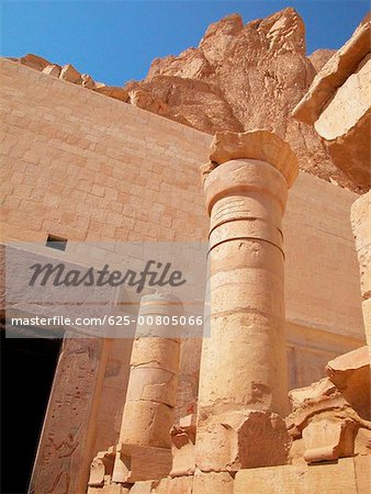 Vue d'angle faible des colonnes devant un immeuble, Égypte