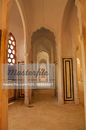 Colonnes voûtées à l'intérieur d'un palais, City Palace, Jaipur, Rajasthan, Inde