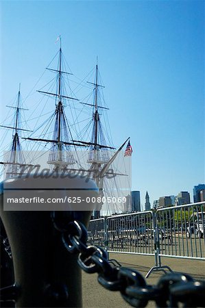 Flachwinkelansicht der Kette eines Segelschiffes in einem Hafen vor Anker