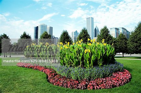 Blumenbeet in einem Park, Gateway Park, Chicago, Illinois, USA