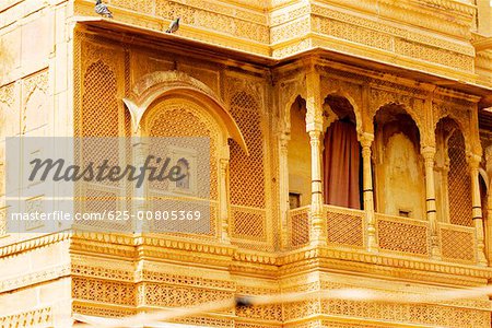 Vue angle faible sur un balcon fleuri, Jaisalmer, Rajasthan, Inde