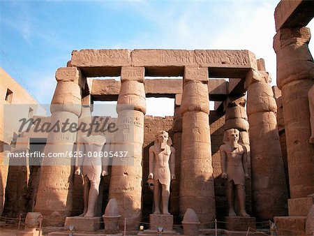 Carven auf Spalten mit einem Tempel, Tempel von Luxor, Luxor, Ägypten