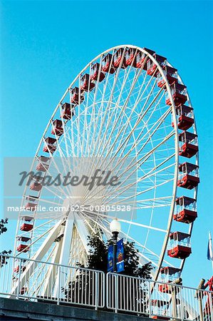 Vue d'angle faible d'une roue de ferris dans un parc d'attractions