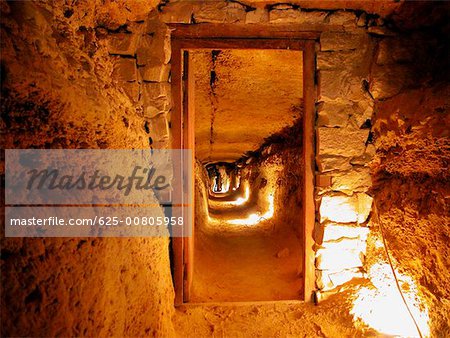 Touristes à l'intérieur d'un bâtiment ancien, Saqqarah, Égypte