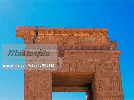 Vue en coupe haute d'une porte, les Temples de Karnak, Louxor, Égypte