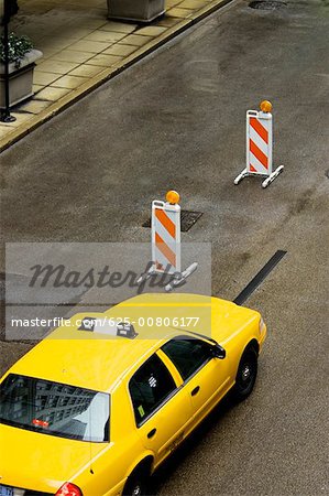Vue grand angle sur un taxi jaune se déplaçant dans la rue, Chicago, Illinois, USA