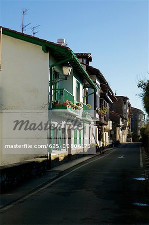 Rue vide devant des bâtiments résidentiels, Espagne