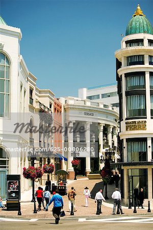 Gruppe von Menschen zu Fuß auf einer Straße, Rodeo Drive, Los Angeles, Kalifornien, USA