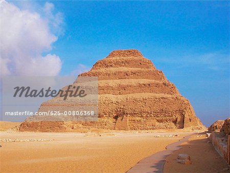 In einer trockenen Landschaft, Schritt Pyramide Zoser, Sakkara, Ägypten Pyramide