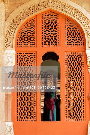 Vue arrière d'une femme debout à l'intérieur d'un musée, le gouvernement Central Museum, Jaipur, Rajasthan Inde