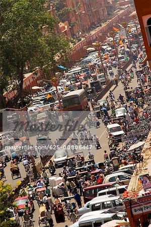 Vue d'angle élevé du trafic dans les rues, Jaipur, Rajasthan, Inde