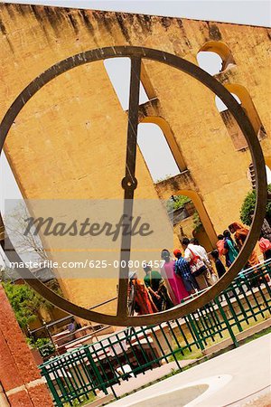 Vue arrière de touristes regardant un monument, Jantar Mantar, Jaipur Rajasthan, Inde