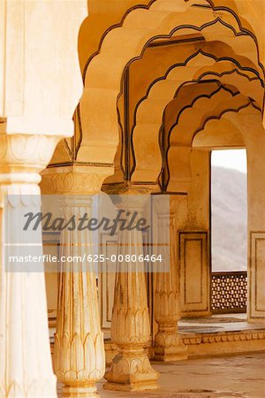 Couloirs de piliers dans une forteresse, Diwan-e-Khas, Amber Fort, Jaipur, Rajasthan, Inde