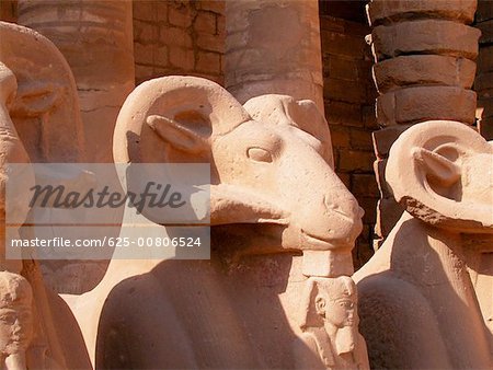 Gros plan de trois statues de ram dans un temple, des Temples de Karnak, Louxor, Égypte